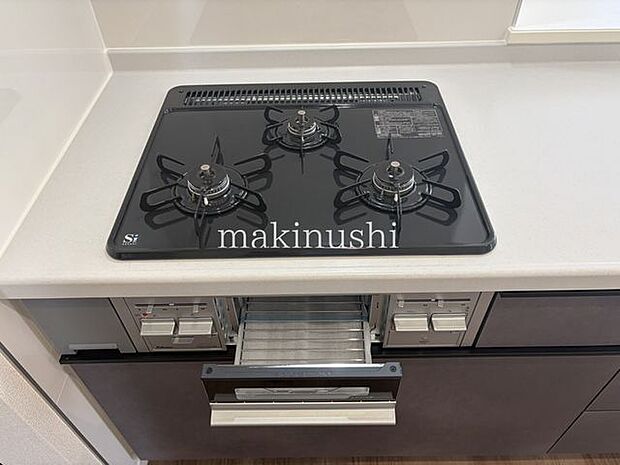 キッチン煮込みや炒め物など、異なる調理を同時に進められる三口コンロ。忙しい朝や夕食の準備も効率よくこなせて、調理時間の短縮に役立ちます。複数の料理を手早く仕上げたい方にも嬉しい、家事を支える設備。