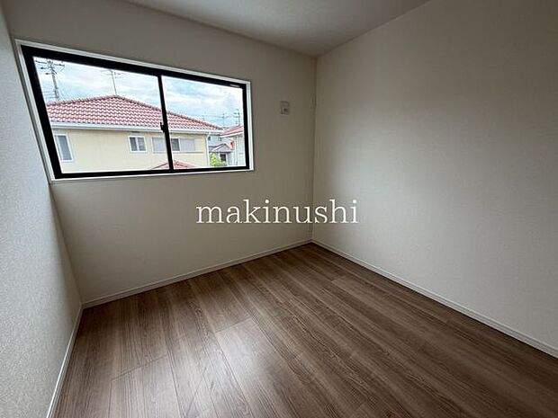 子供部屋 約5.2帖全室フローリング仕様なので、ちょっとした汚れもモップや掃除機でサッとお掃除できます。お手入れがしやすく、毎日の掃除も手軽に行えるのが嬉しいポイント。忙しいご家庭にも嬉しい仕様!
