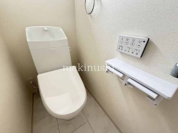 トイレ1階と2階にトイレを設置しているため、朝の忙しい時間帯でも家族で使い分けができ、混雑を避けやすいのが嬉しいポイント。来客時にも使い分けができ、暮らしの中で便利にお使いいただける設備です。