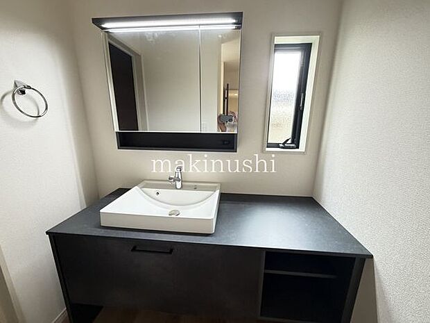 洗面洗練されたファッショナブルな洗面台が、毎日の暮らしに上質な雰囲気をプラス。デザイン性だけでなく使いやすさにも配慮され、朝の身支度や洗面時も快適に。清潔感のある空間で、気持ちよくお使い頂けます。
