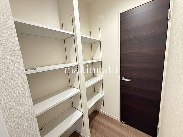 パンドリーパントリーは、食品や飲料、調理器具などをまとめて収納できる便利なスペースです。キッチン周りをすっきり保ちやすく、ストック品の管理もしやすいのが魅力。毎日のお料理や片付けも快適になります。