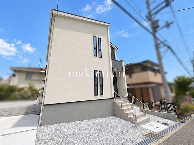 外観第一種低層住居専用地域に位置し、建物の高さや用途などに一定の制限がある地域です。低層住宅を中心とした落ち着いた街並みが形成されやすく、穏やかな住環境を求める方にもおすすめ。