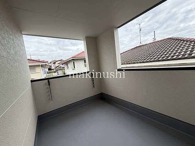 バルコニーインナーバルコニーは、屋根があるため天候の影響を受けにくく、洗濯物を干しやすいのが魅力です。急な雨でも安心感があり、日差しを和らげる効果も。洗濯だけでなく、いろいろ多目的に使えます。