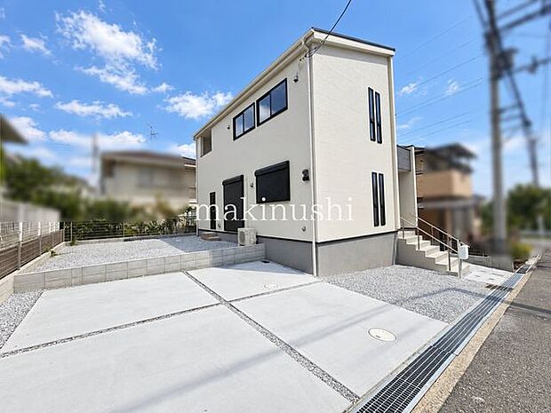 駐車場前面道路との高低差がなく、敷地への出入りがしやすいのが嬉しいポイント。段差が少ないため、日々の車の出し入れもスムーズに行えます。お買い物やお出かけの際にも、便利で安心感のある住環境です。