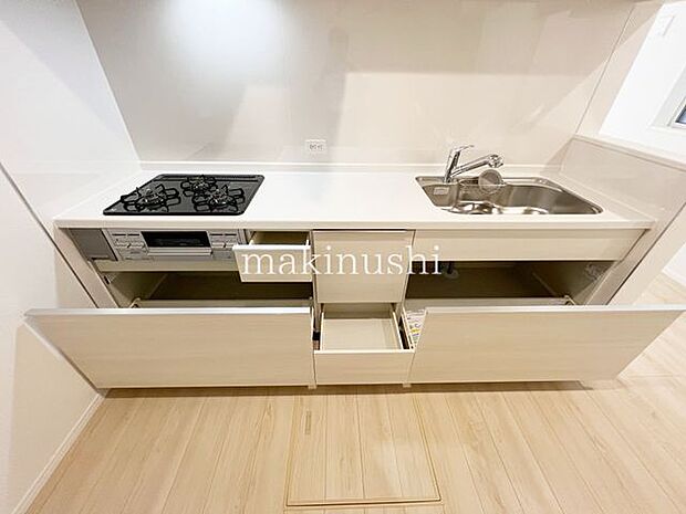 キッチンたっぷり収納のシステムキッチンは、調理器具や食器、食品などをすっきり整理できます。必要なものをサッと取り出しやすく、使い勝手も良好。毎日の料理や片付けも快適にできる嬉しい設備です。