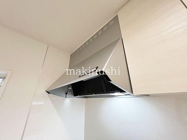 キッチン静かなシロッコファン搭載のキッチンです。煙やニオイをしっかり集めて、強力に換気してくれます。お手入れもしやすく、料理後もお掃除が楽なのが嬉しいポイント。快適で清潔なキッチン空間を保てます。