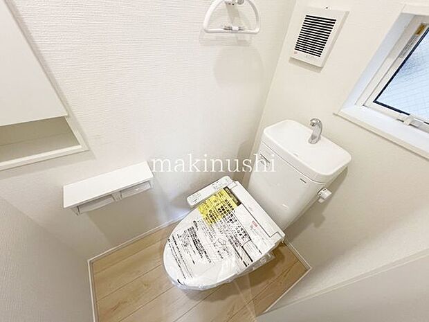 トイレ1階と2階の両方にトイレを設けた、暮らしやすい住まい。朝や来客時にも使い分けができ、家族もゆったり快適に過ごせます。夜間も階段を移動する必要がなく、寝室から近いトイレを利用できるのも便利。