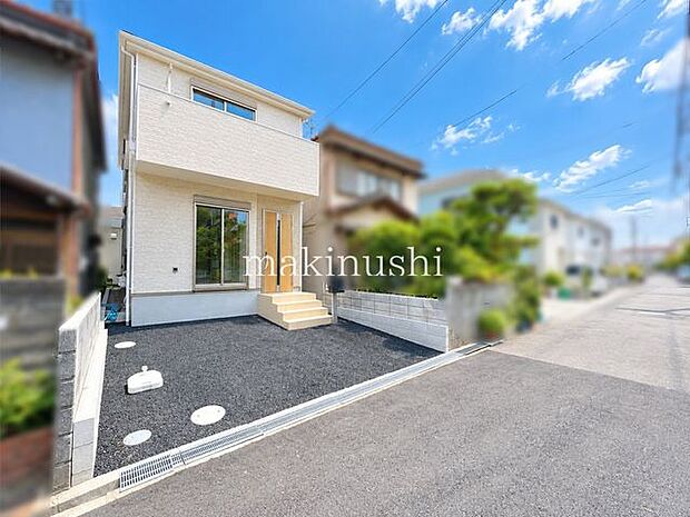 駐車場前面道路との高低差がなく、車の出し入れがしやすい敷地。段差が少ないため、日々の駐車もスムーズに行えます。毎日の通勤やお買い物など、車を利用する機会が多いご家庭にも嬉しい、使いやすいポイント。