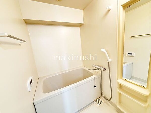 浴室ユニットバスは、浴室内の各設備が一体的に設計されているため、すっきりとした空間を保ちやすいのが魅力です。お手入れもしやすく、毎日の入浴を快適に楽しめます。効率的に使えます！