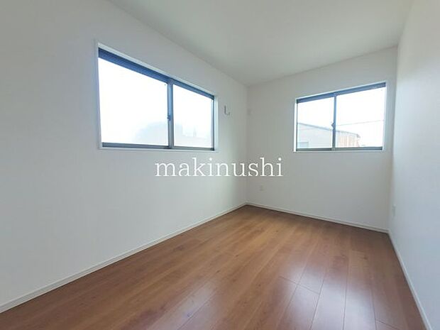 子供部屋 約5.0帖二面採光は、部屋の二方向に窓を設けた間取りのこと。異なる方向から光を取り込めるため、室内が明るく開放的な印象になります。窓を開ければ風通しも良くなり、心地よく過ごせるのが魅力。