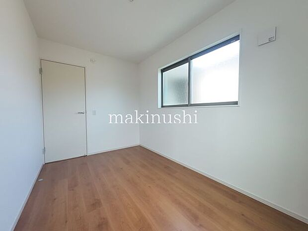 子供部屋 約5.0帖スッキリしたお部屋です。家具やインテリアの配置も自由自在。お好みのテイストに合わせてコーディネートしやすく、暮らし方に合わせた空間を楽しめます。家具や小物で個性をプラスできる。