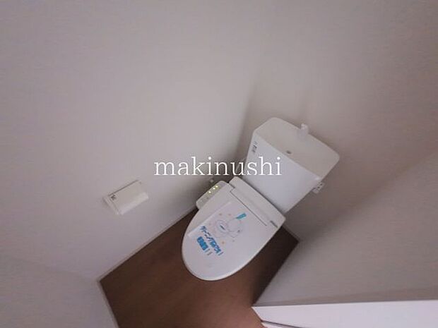 トイレトイレは1階と2階の両方に設置されています。階ごとに使えるため、朝の忙しい時間帯や夜間にも便利です。各階にトイレがあることで、家族が同時に使いたいときも安心。生活動線がスムーズになります!