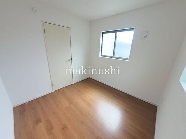 室内 約4.5帖約4.5帖の洋室は、お部屋としても収納スペースとしても活用できる便利な一室。書斎など用途に合わせて使えるほか、収納スペースとしても活躍。ライフスタイルに合わせて自由に使える空間。