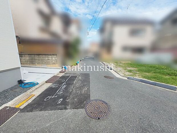 前面道路含む外観前面道路は公道で、幅員約4.6mを確保。車の出入りもしやすく、日々の暮らしを快適にサポートします。敷地へのアプローチもスムーズで、車の乗り降りや荷物の積み下ろしにも便利ですね。