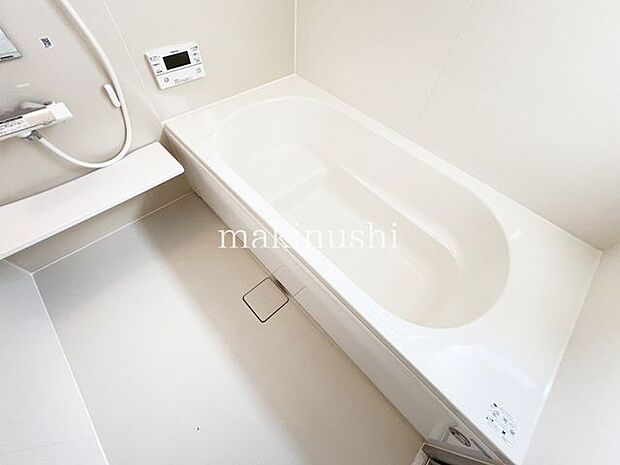 ・光が差し込む明るいバスルーム、換気ができ、カビ対策にもなりますね。