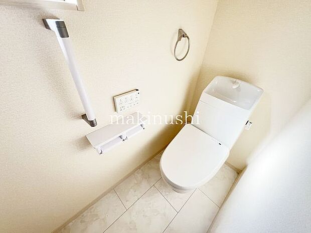 ・快適な温水洗浄便座付きのトイレです。毎日使うトイレが綺麗だと嬉しいですね。