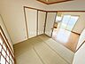 和室：リビングとつながりながらも落ち着ける“もう一部屋”として使える便利な空間です。扉を開ければLDKと一体の広々空間としても活用できます。