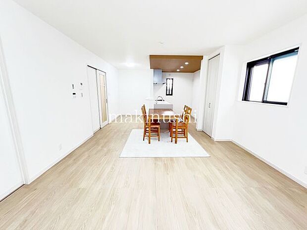 ・約17帖とゆとりのあるリビングは家具の配置も自由自在、お好みのくつろぎ空間が作れます。