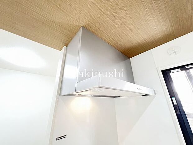 ・静かなシロッコファン搭載キッチンです。煙をしっかり集めて強力な換気。お掃除も楽で嬉しいですね。