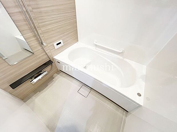 ・光が差し込む明るいバスルーム、換気ができ、カビ対策にもなりますね。