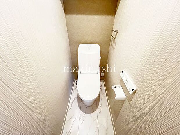 ・快適な温水洗浄便座付きのトイレです。毎日使うトイレが綺麗だと嬉しいですね。