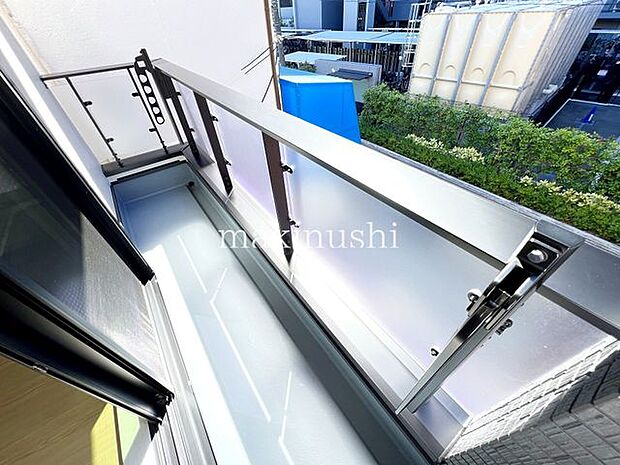 ・屋根付きのバルコニーなので、雨が降る日に洗濯物を干しても安心です。