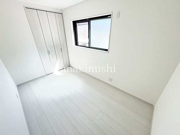 ベットや家具も置ける十分なお部屋です。木の温もりがやさしいフローリングはラグやカーペットでアレンジOK