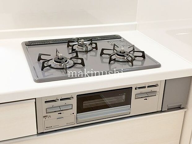 キッチン三口コンロを備えたシステムキッチン!同時に複数の調理ができるため、毎日の料理も効率よく進められます。忙しい朝のお弁当作りや夕食の準備にも便利で、家事の時短につながる嬉しい設備です。