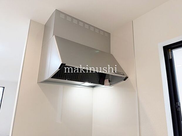 キッチン臭いや煙をしっかり集めるレンジフード付きのキッチンです。調理中に発生する煙や臭いを排出し、室内を快適に保ちます。毎日のお料理を気持ちよく楽しめる、使い勝手の良い嬉しい設備ですね!