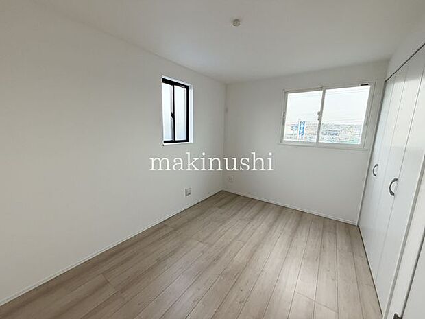 子供部屋 約5.5帖クローゼット付きの洋室、衣類や小物をすっきり収納でき、お部屋を広々と使えます。家具の配置もしやすく、寝室や子ども部屋、書斎・ライフスタイルに合わせて自由に活用できる便利な空間。