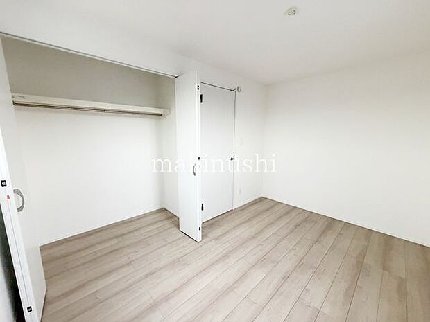 子供部屋 約5.5帖ゆとりのあるクローゼットを備え、衣類やバッグ、小物類までたっぷり収納できます。整理整頓がしやすく、お部屋を広々とすっきり使えるのも魅力です。毎日の身支度もスムーズになりますね