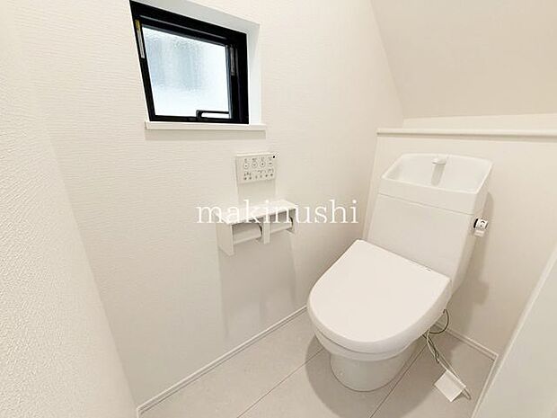 トイレ温水洗浄便座付きのトイレ、毎日快適にお使いいただけます。寒い季節にも嬉しい設備、日々の暮らしをサポート!清潔さと使いやすさに配慮された、快適な住まいの嬉しいポイントです。ぜひご注目ください!