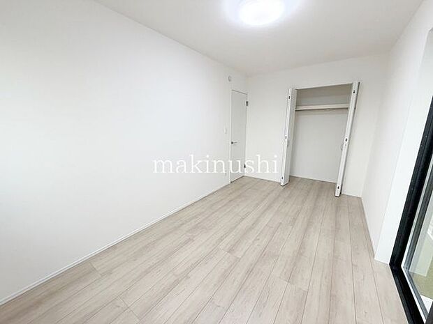 洋室 約6.8帖約6.8帖の洋室は、寝室や子ども部屋など、さまざまな用途に活用できる便利な空間。ベッドやデスクを配置しても使いやすく、自分好みのお部屋づくりを楽しめます。快適なプライベート空間!