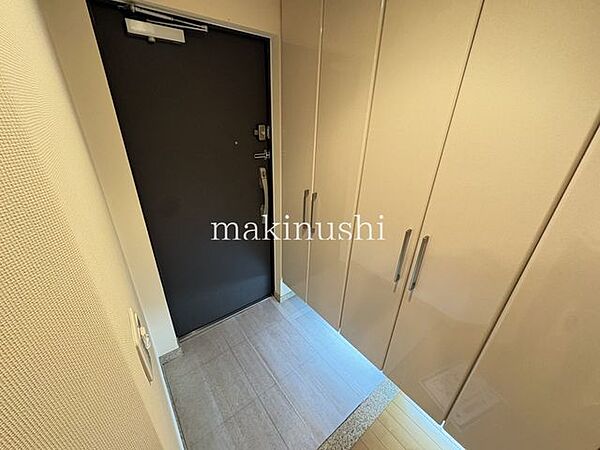 広い玄関は、家族が同時に出入りしてもゆとりがあり、開放感を感じられます。段差がないため移動もしやすく、荷物の出し入れやベビーカーの使用にも便利です。収納にも余裕があり、すっきり整えやすいのが魅力です。