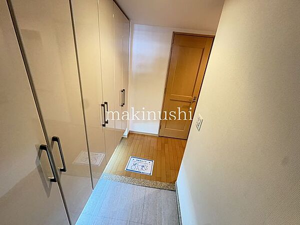 収納が充実した玄関は、靴や傘、外出時に使う荷物などをまとめて整理でき、すっきりとした空間を保ちやすいのが魅力です。収納力があることで玄関まわりが片付けやすくいつでも気持ちよく家族や来客を迎えられます。