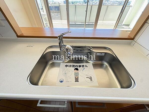 泥のついた靴や汚れた衣類、掃除用品などを、家の中を汚す心配なく洗えるスロップシンク。浄水器付きなので水も使いやすく、洗面台やキッチンを汚さずに済むため、毎日の家事をラクにしてくれる嬉しい設備です。