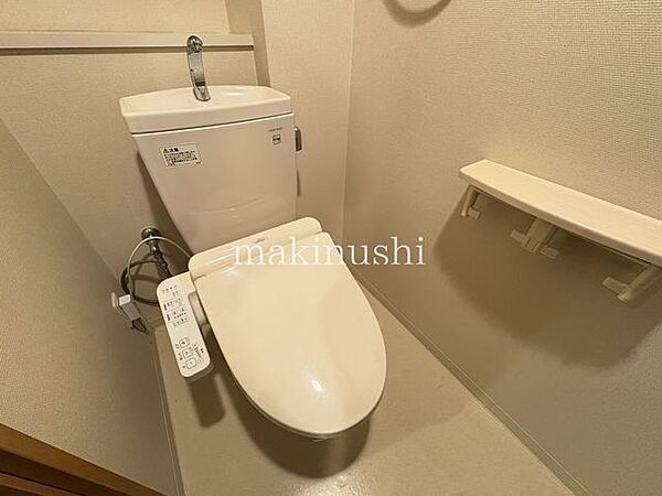 全面白色で統一された清潔感のあるトイレは、明るくすっきりとした印象です。ウォシュレット付きで快適に使用できます。お手入れもしやすく、清潔な空間を保ちやすいのが魅力的です。