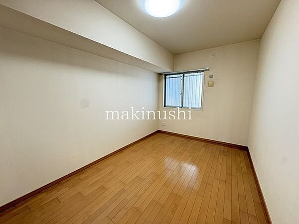 約5.1帖の洋室は、ベッドやデスクなどを配置しやすく、居室として使いやすい広さです。家具を置いても圧迫感が少なく、寝室や子ども部屋、書斎など、ライフスタイルに合わせてさまざまな用途で活用できます。