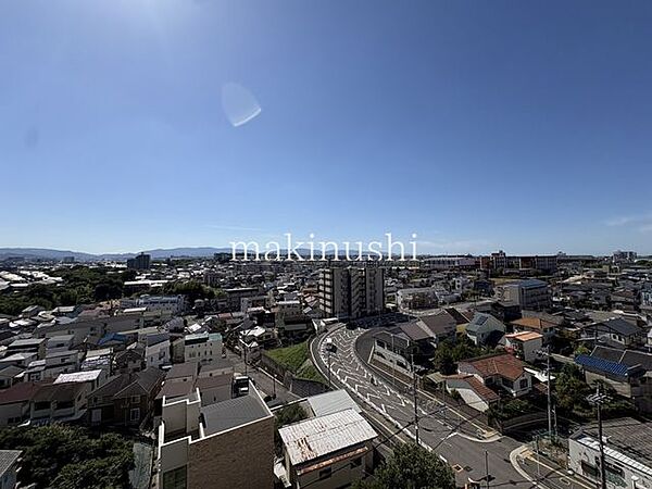 視界が大きく開けたバルコニーからは、遠くまで見渡せる開放的な眺望を楽しめます。遮るものが少なく、青空や遠くの山々を望めるのも魅力。心地よい風を感じながら、ゆったりとした時間を過ごせます。
