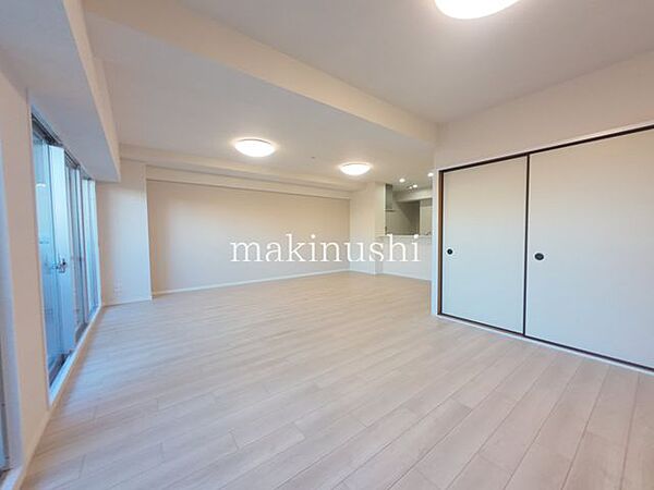 LDK専有面積99.36m2のゆとりある3LDK！広々とした住空間で、ご家族それぞれのお部屋もしっかり確保できます。家具の配置もしやすく、快適な暮らしを実現できる間取りです。