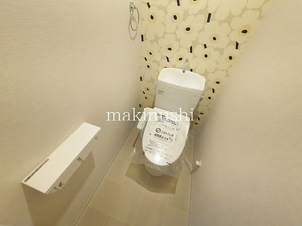 トイレ温水洗浄便座を新調し、毎日快適にお使いいただけるトイレ空間に♪清潔感があり、使いやすさにも配慮された設備です。新しくなった温水洗浄便座で、毎日の暮らしをより快適に。ぜひ現地でご確認ください。