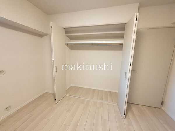 収納大きめのクローゼットを備えた洋室。衣類や荷物をたっぷり収納でき、お部屋をすっきり広く使えます。収納力が高く、整理整頓もしやすいのが嬉しいポイント。家具の配置もしやすく、快適な居住空間！