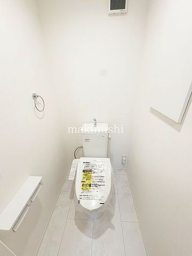 トイレ快適な温水洗浄便座付きのトイレです。毎日使う場所だからこそ、清潔で気持ちよく使えるのは嬉しいポイント。ゆったりとした空間で、毎日の暮らしを快適にサポートしてくれる、清潔感のあるトイレです