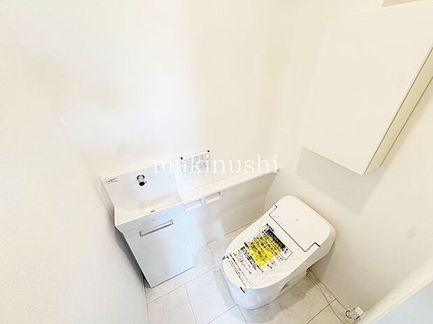 トイレ戸建ならではの嬉しいポイント、1階と2階のそれぞれにトイレを設置。朝の忙しい時間帯やご家族が集まる時間も混雑を避けて使えるので便利です。夜中の移動も少なく、家族みんなに便利。