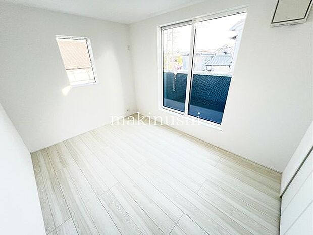 明るい洋室です。寝室にもお子様のお部屋にもご利用頂けます。