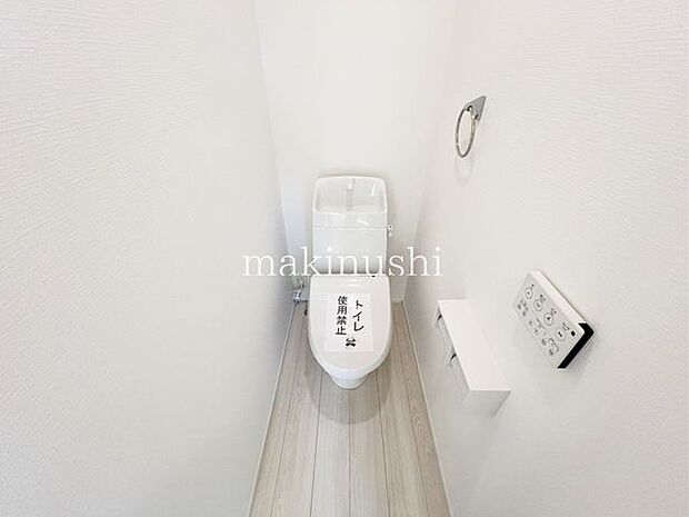 ・快適な温水洗浄便座付きのトイレです。毎日使うトイレが綺麗だと嬉しいですね。