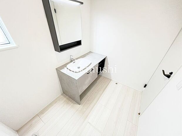 三面鏡裏には豊富な収納スぺースがございます。小物や化粧道具、ご家族の洗面用具などもすっきりと収納。