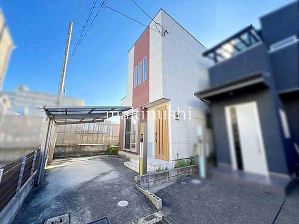 ・駐車場はカーポート付き、強い日差しや雨から大切なお車を守ります。
