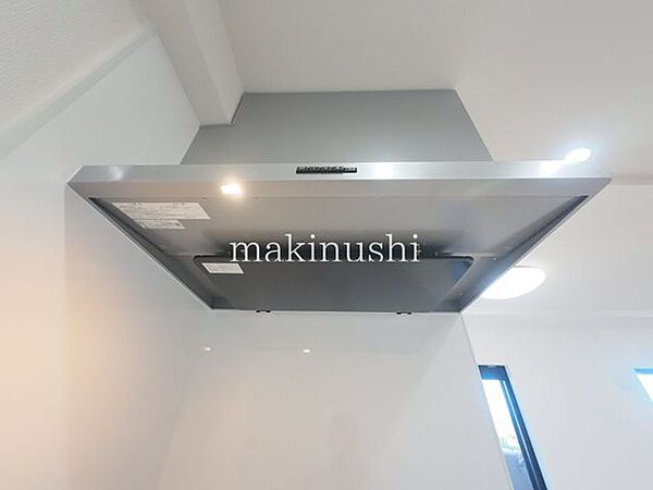 キッチン静かなシロッコファン搭載キッチンです。調理中の煙やニオイをしっかり集めて強力に換気してくれます。お手入れもしやすく、キッチンを清潔に保ちやすいのも嬉しいポイント。お料理を快適に楽しめます。
