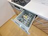 キッチン：キッチン食洗機付きのキッチンなので、食後の面倒な食器洗いをおまかせできます。家事の時間を短縮できるので、空いた時間はご家族との団らんや趣味の時間に使えて便利。毎日の暮らしを快適に！